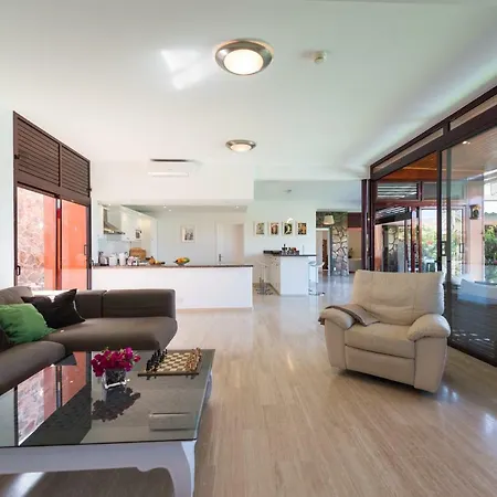 فيلة Anfi Tauro *